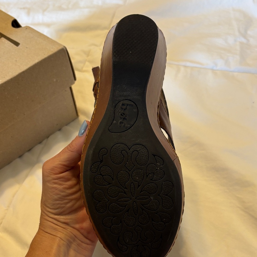 B.O.C. Brown Leather Wedge Sandals - Women- size 6 - Picture 2 of 8